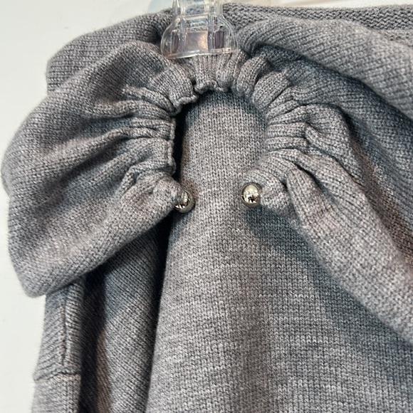 Cupshe off the shoulder horse shoe clasp Sweater medium new w tags grey - Picture 2 of 5